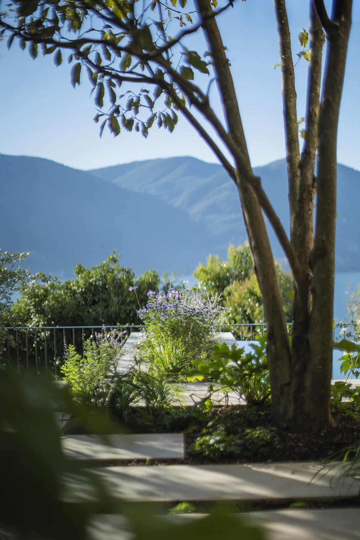 Terrassierter Gartenbereich mit weitem Blick über den See.