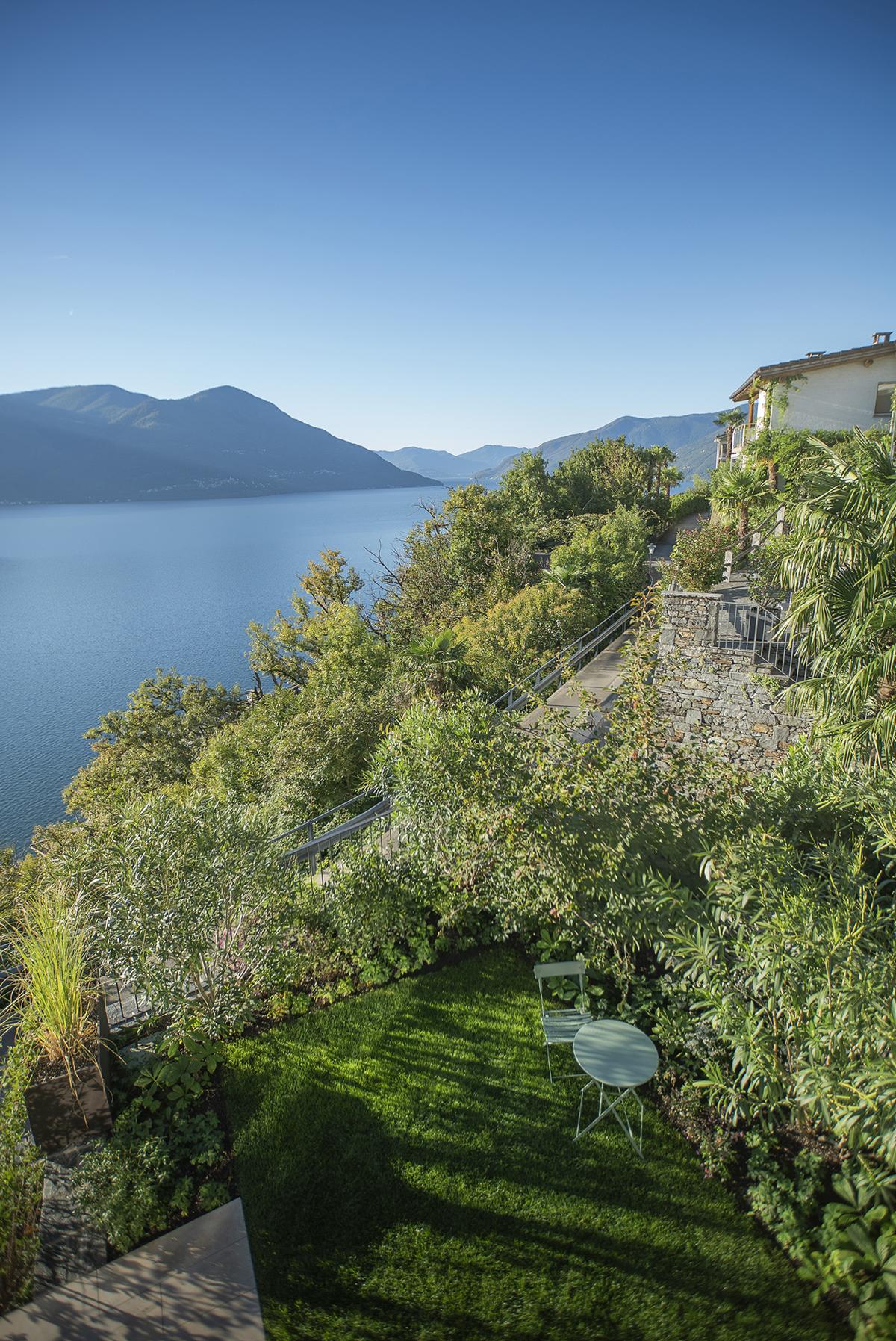 Terrassierter Gartenbereich mit weitem Blick über den See.