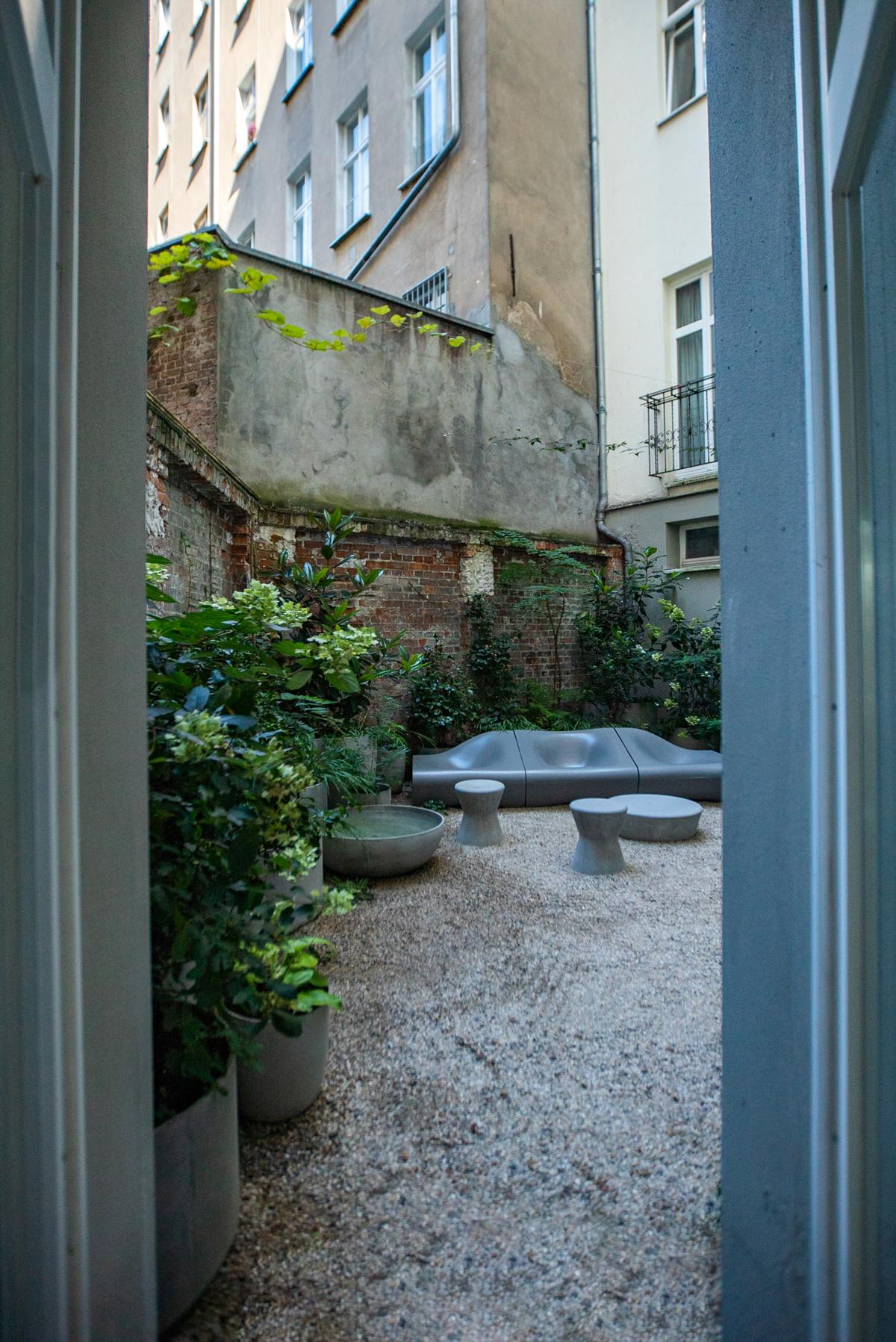 Urbaner Innenhofgarten mit schattenverträglicher Pflanzung.