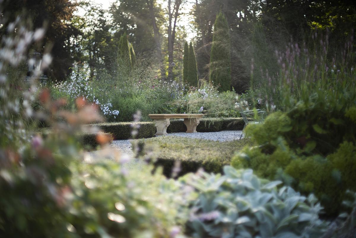Schlossgarten mit differenzierter Staudenpflanzung und klassischer Gliederung.