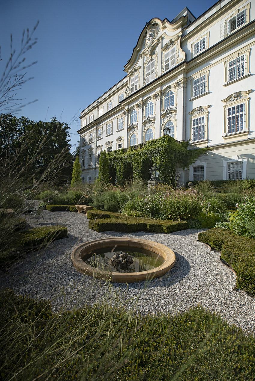 Schlossgarten am Schloss Leopoldskron mit historischer Gartenarchitektur.