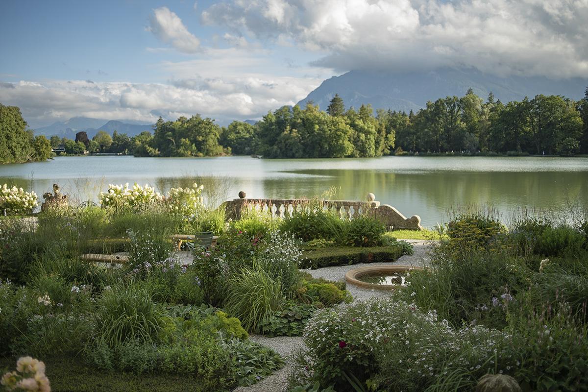 Schlossgarten am Schloss Leopoldskron mit historischer Gartenarchitektur.