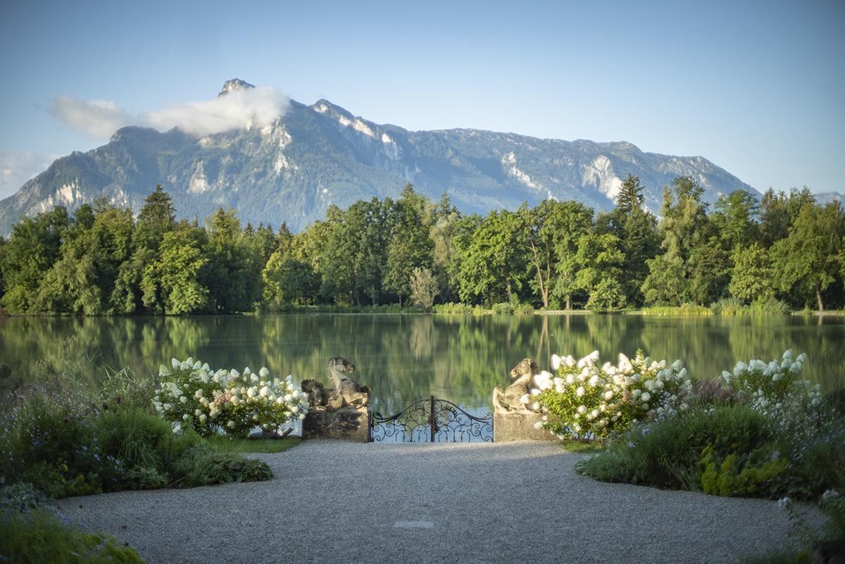 Schlossgarten am Schloss Leopoldskron mit historischer Gartenarchitektur.