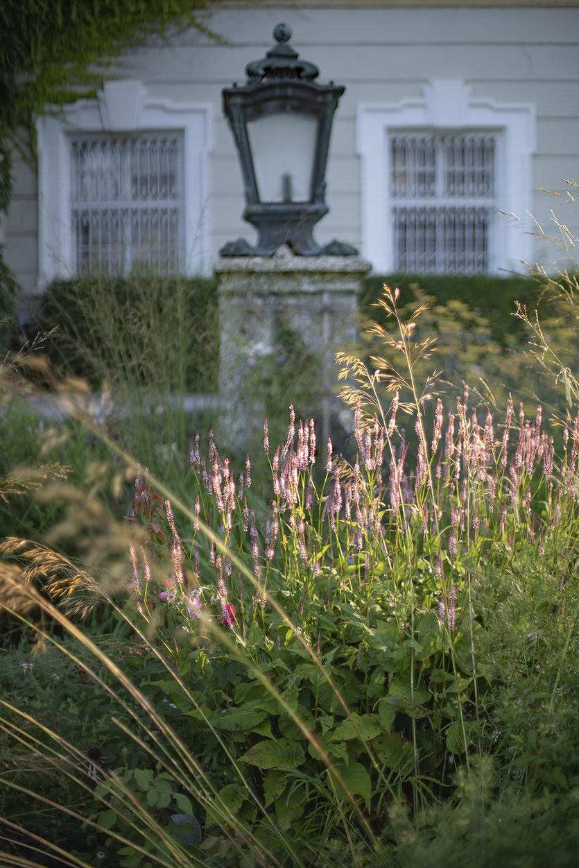 Zeitgemäß interpretierter Schlossgarten mit präziser Pflanzplanung.