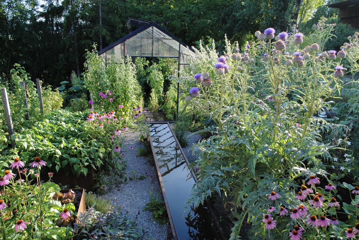 Gemüsegarten mit klarer Gliederung und produktiver Bepflanzung.