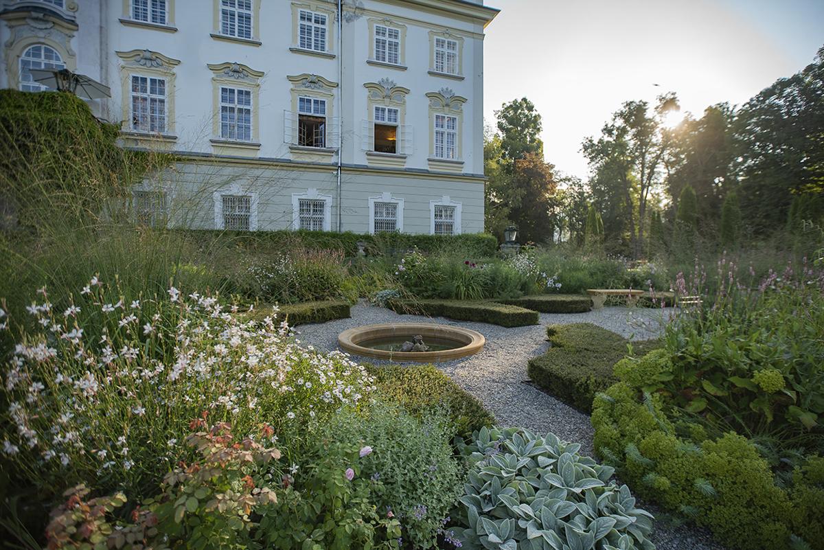 Schlossgarten am Schloss Leopoldskron mit historischer Gartenarchitektur.