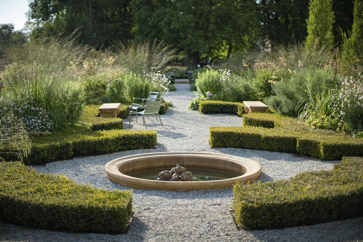 Historisch geprägter Schlossgarten mit klarer Raumstruktur.