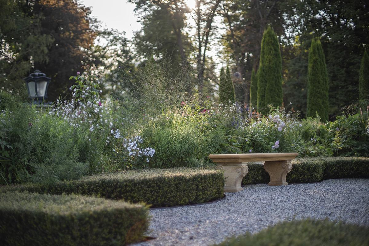Zeitgemäß interpretierter Schlossgarten mit präziser Pflanzplanung.