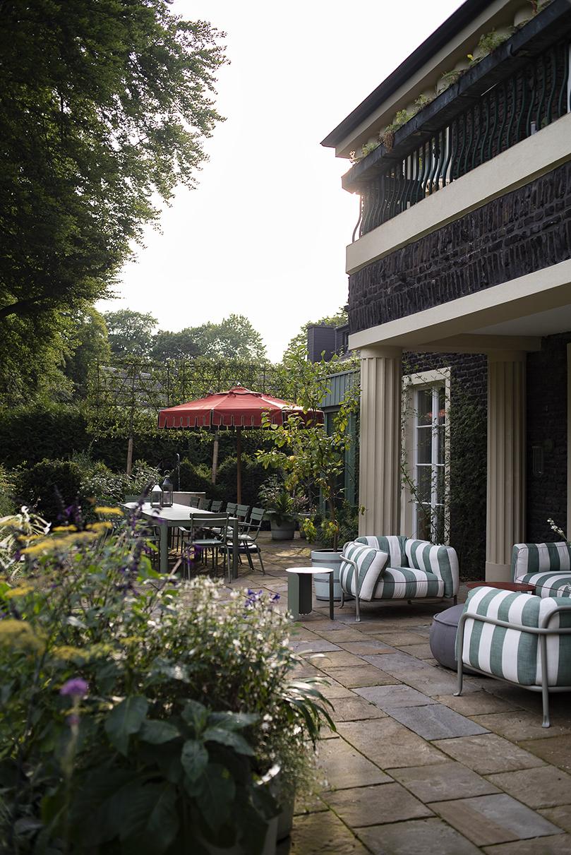 Detailansicht eines naturnah gestalteten Gartenraums.