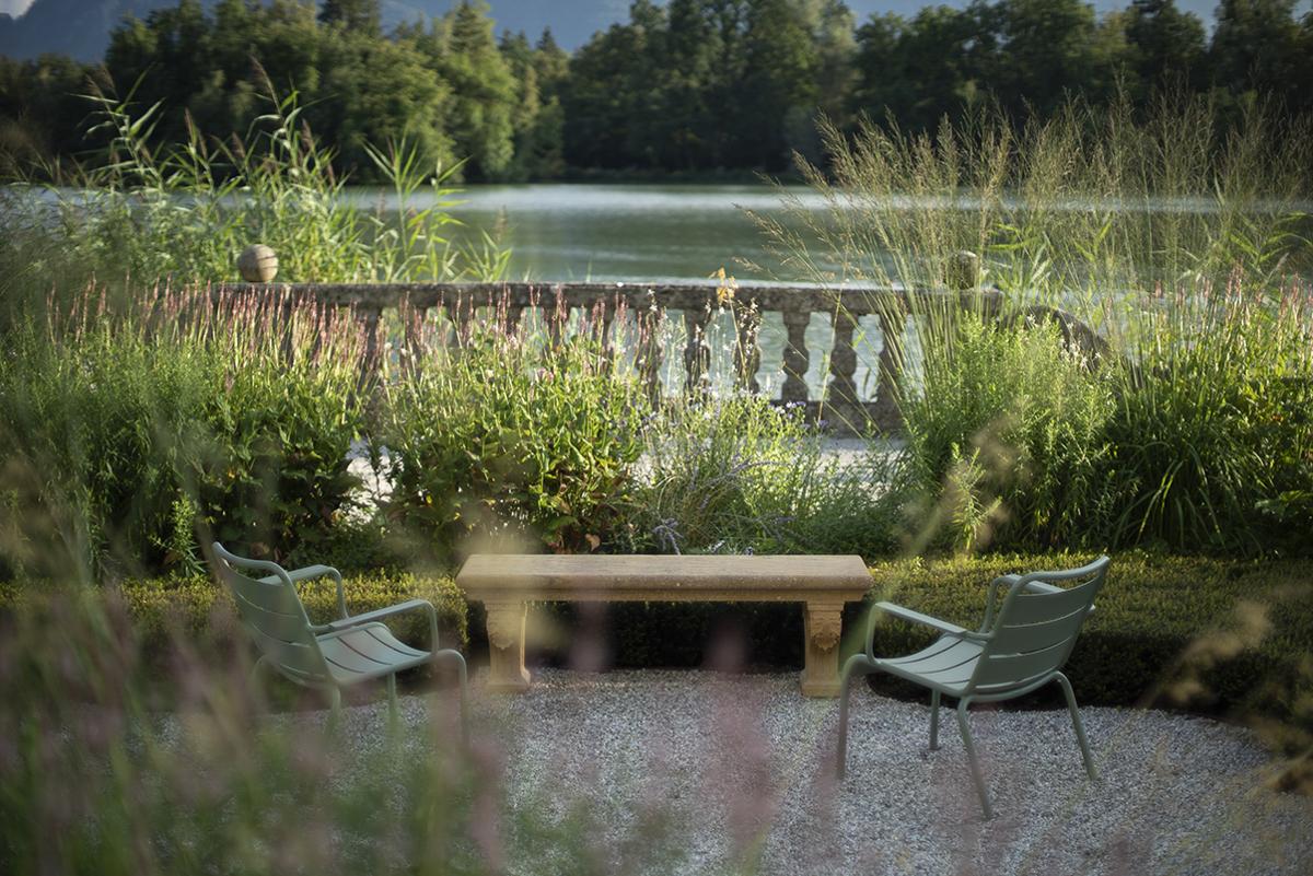 Schlossgarten mit differenzierter Staudenpflanzung und klassischer Gliederung.