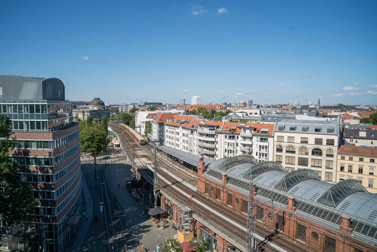 Blick über die Dächer zum Hackeschen Markt: die innerstädtische Lage des Hofgartens in Mitte