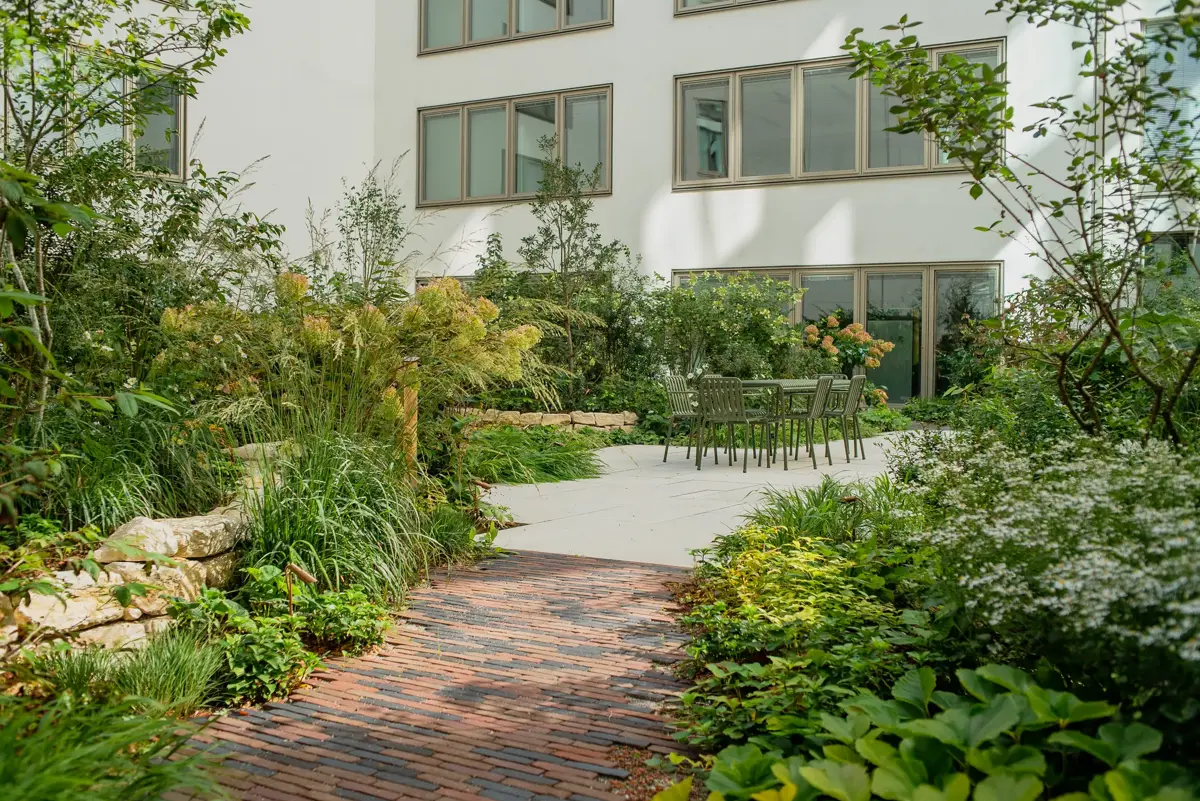 Hackescher Markt Hofgarten Natursteinquader Graeser Sitzterrasse