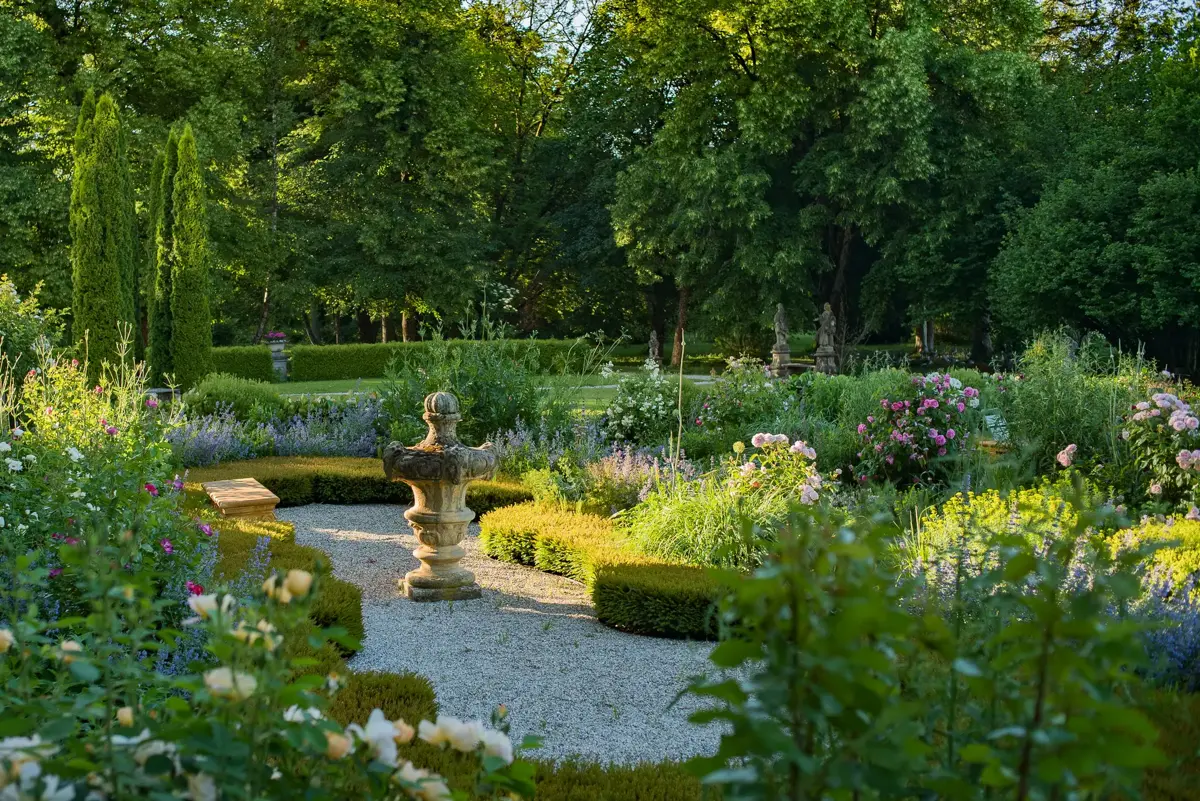 Historically influenced castle garden with clear spatial structure.